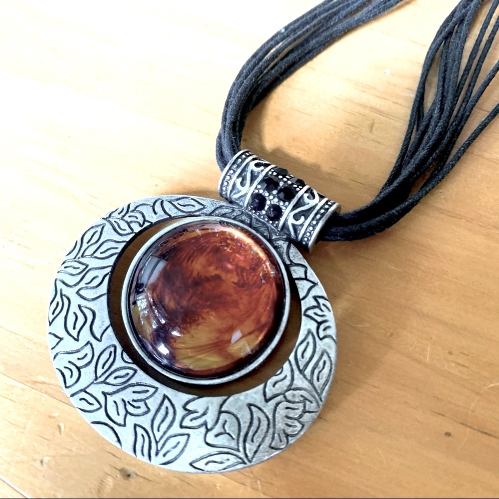 Beautiful Lia Sophia pendant necklace with an extender. In excellent condition.